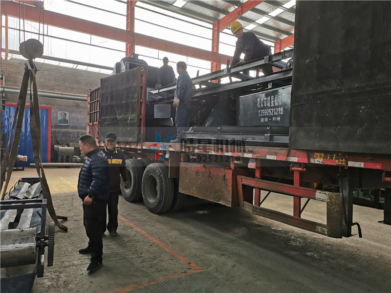 <a href='http://scives.cn/psxl/1279.html' target='_blank'><span>廢鋁破碎機</span></a>成套設備吊裝現(xiàn)場