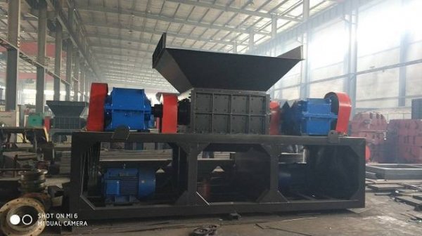 1小時產(chǎn)20噸的油漆鐵桶撕碎機(jī)賣多少錢？可以除漆除雜嗎？