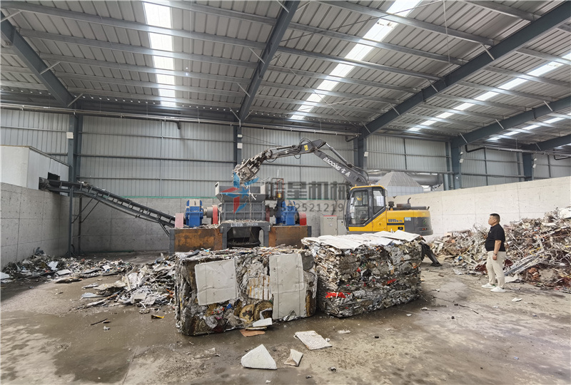 <a href='http://scives.cn/ssxl/1670.html' target='_blank'><span>斷橋鋁撕碎機</span></a><a href='http://scives.cn/ssxl/1030.html' target='_blank'><span>雙軸撕碎機</span></a>撕碎金屬壓塊作業(yè)現(xiàn)場